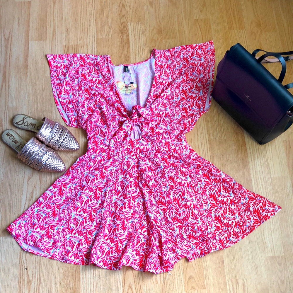 ✨✨SOLD ✨✨Flowy red leaf print and light fabric